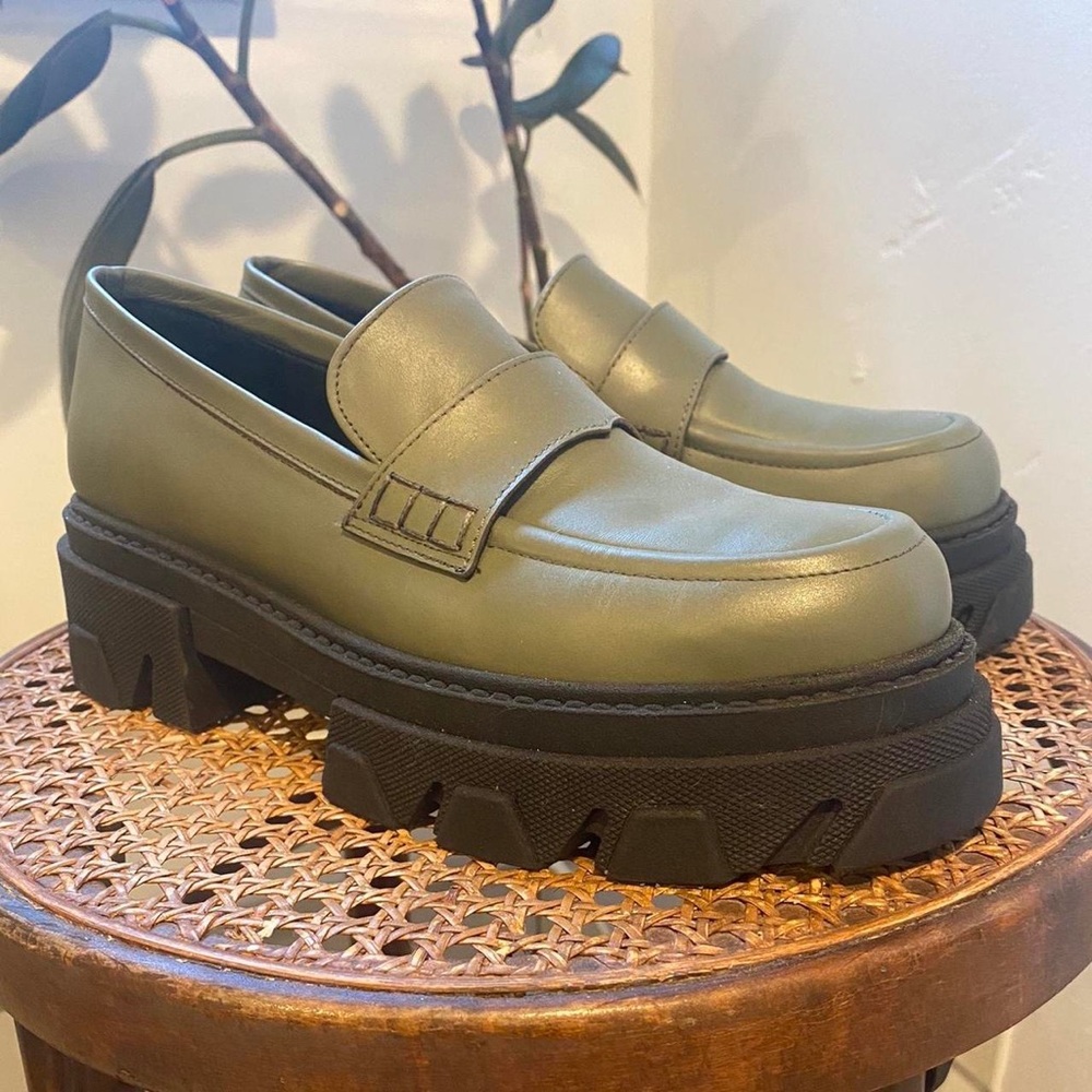 Alohas chunky olive green Trailblazer platform loafers